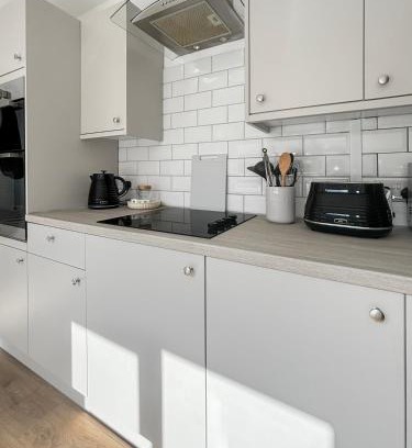 Grantham House | Amaya One -3 bedroom townhouse - with garden - close to town centre - sleeps 7