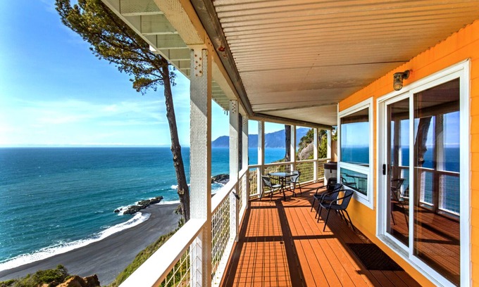 Shelter Cove Condo | Amazing 2 bedroom by OceanviewHotTubs Tesla charging Shelter Cove Oceanfrontn