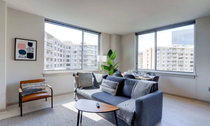 Crystal City Apartment | Amazing 2BR Apartment @Crystal City WRooftop