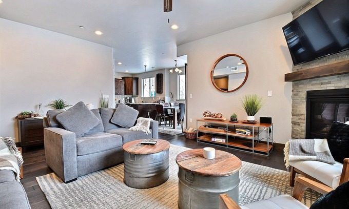 Park City Condo | Amazing 3BR w/New Furnishings & Hot Tub|Mins. away from Deer Valley/Park City!