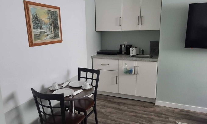 East Kildonan House | Amazing 4 Bedrooms Entire Home in Winnipeg with Free parking, Wi-fi and more