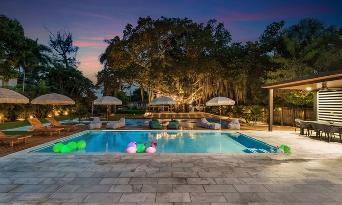 El Portal Villa | Amazing 4BR Villa with Canal View, Beach Volleyball Court