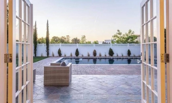 Sherman Oaks Villa | Amazing 6BR Villa w/Home Theater,Pool & Basketball