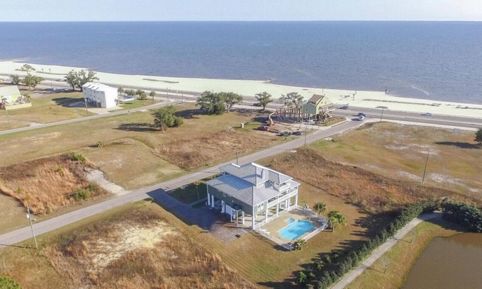 Long Beach House | AMAZING BEACH GETAWAY IN LONG BEACH MS- AN HOUR TO NEW ORLEANS! PRIVATE POOL!