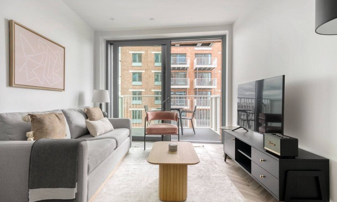 Lansbury Apartment | Amazing Bromley by Bow 1BR w/Concierge, nr Shops & Dining, by Blueground