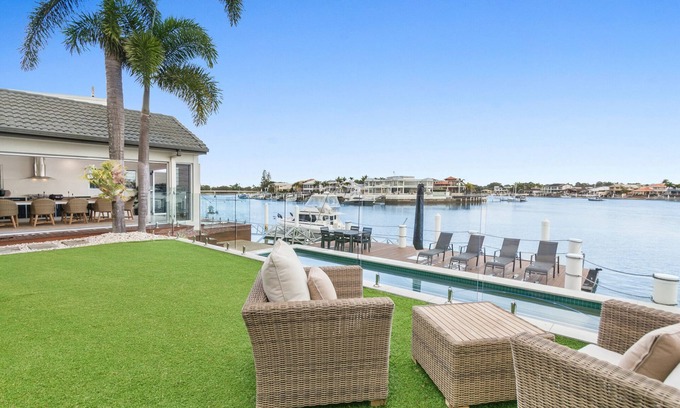 Minyama House | Amazing Canal House with Private Jetty, Gym & Pool