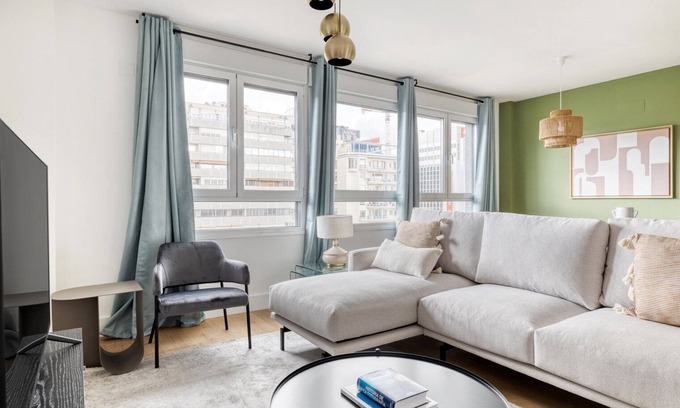 Chamberi Apartment | Amazing Chamberí 3BR+Gym & Pool, in the Business District, by Blueground