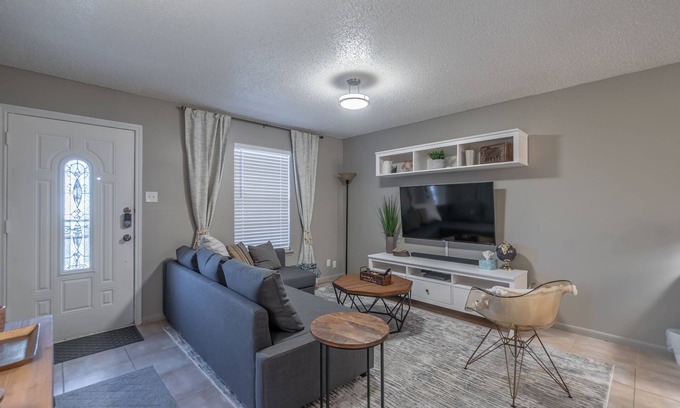 Leon Valley House | Amazing & Comfortable B&B, Rustic & Inviting Feel, NEW BIG A/C Unit and more