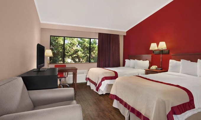 Torrance House | Amazing Deal! Cozy Family Unit, Pool, Restaurant