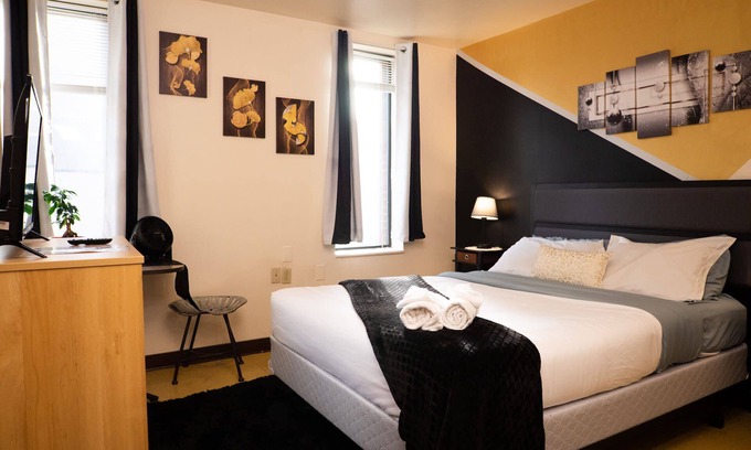 Downtown Pittsburgh Apartment | Amazing Downtown Apt | Roku TV | Walk Everywhere!