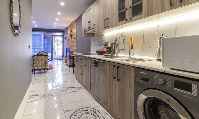 Fatih Apartment | Amazing Flat near Kennedy Avenue in Fatih