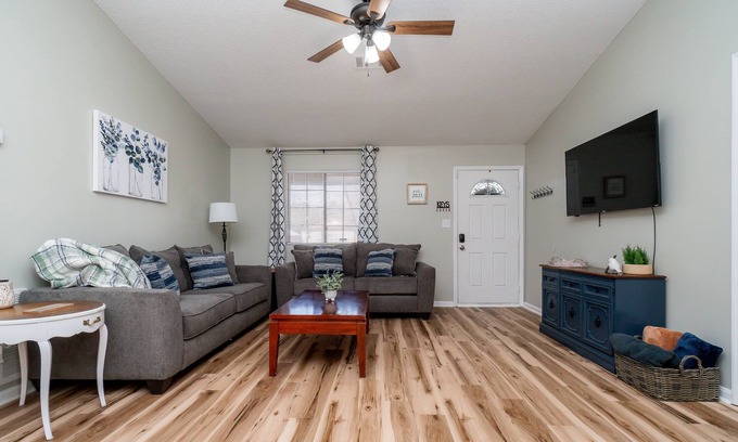 Warner Robins House | AMAZING for Large Groups or Crews- 7 beds/4 bedrooms