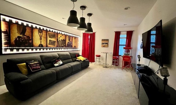 Veranda Palms House | AMAZING Game Room Luxurious Family 6BR Near Disney