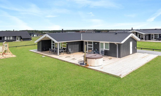 Nr. Lyngby Strand House | Amazing home in Løkken with kitchen