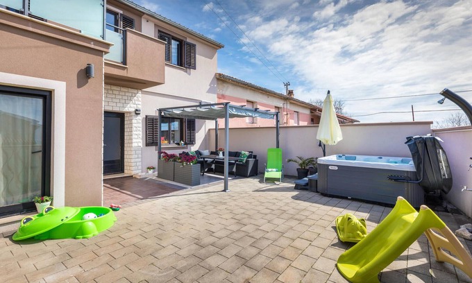 Marcana House | Amazing home in Marcana with jacuzzi