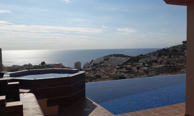 Almunecar Villa | Amazing home,infinity pool,outdoor jacuzzi,indoor and outdoor cinema,very sunny.