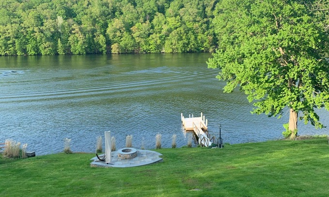 Brookfield House | Amazing Lake House