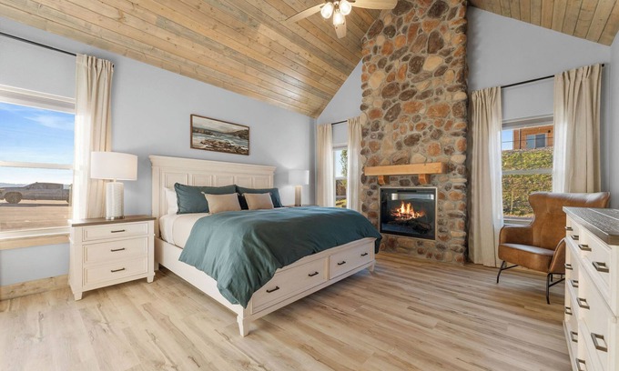 Table Rock Cabin | Amazing Lake View! No Stairs Cabin! Indoor Pool!