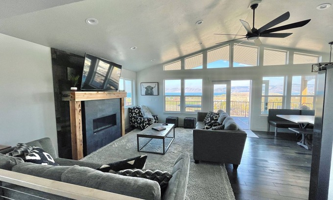 Sweetwater House | Amazing lake views with Ideal Beach Access!