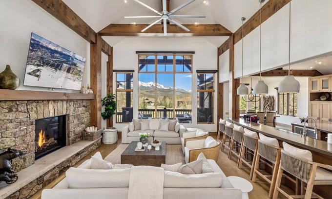 The Highlands House | Amazing Mountain Views, Sleeps 16, Hot Tub, Sauna, Guest House, Golf Course