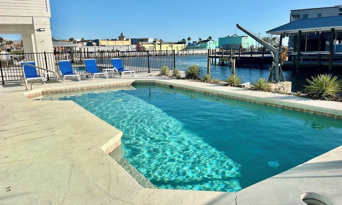 Fort Myers Beach House | Amazing New Pool/Canal 3 King,1 Queen sofa bed,2 Bath,Near Beach+Times Square