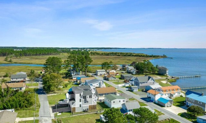 Long Neck House | Amazing Oak Orchard 3 level single family home! Bring your boat and fishing pole. Only 30 minutes to Lewes and Rehoboth Beach.