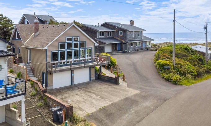 Manzanita House | Amazing Ocean Views MCA#448 -5 bedrooms/3 baths, Dogs ok, 1 blk to beach