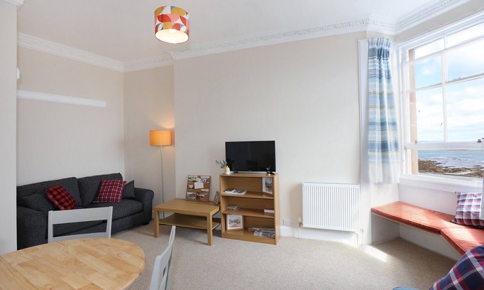 North Berwick Apartment | Amazing panoramic sea views to calm the soul.