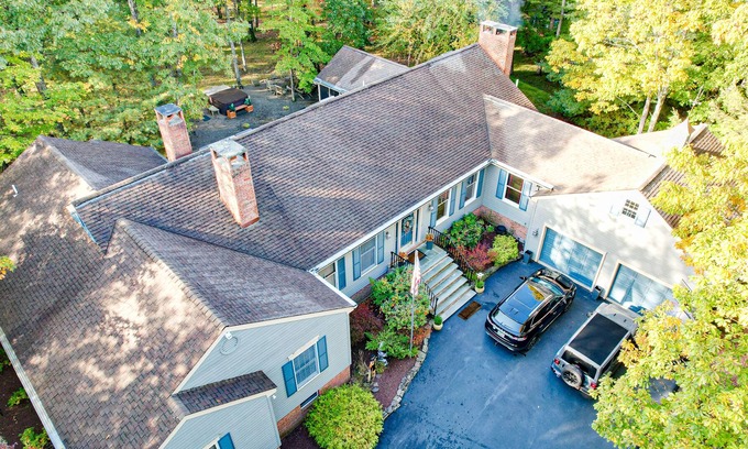 Greentown House | AMAZING PGA golf Estate getaway w/hot tub- 3 min drive to lake Wallenpaupack.