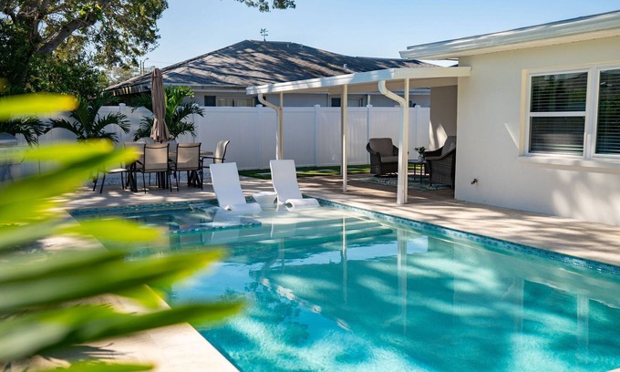 Clearwater House | Amazing Pool-Hot Tub-Close to Beaches & Dunedin