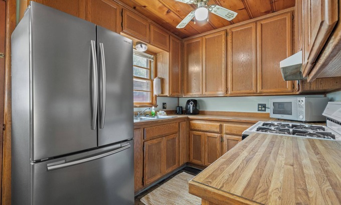 Diamond City Cabin | AMAZING property! Beautiful views of Bull Shoals Lake with on site amenities! 2bed/2bath cabin.