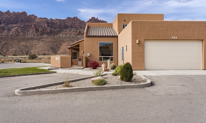 Moab South Valley House | Amazing Redrock Views | Near National Parks | Pool Hot Tub