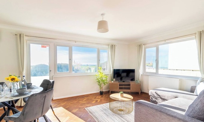 Boscombe Apartment | Amazing Sea View 2 bedroom Sleeps 6 - Free Parking