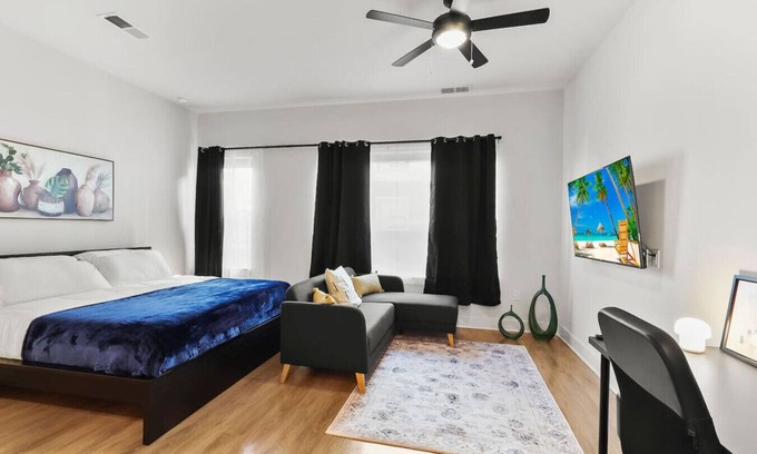 North Hyde Park Apartment | Amazing Studio |Near Beach & Downtown | Pool & Gym