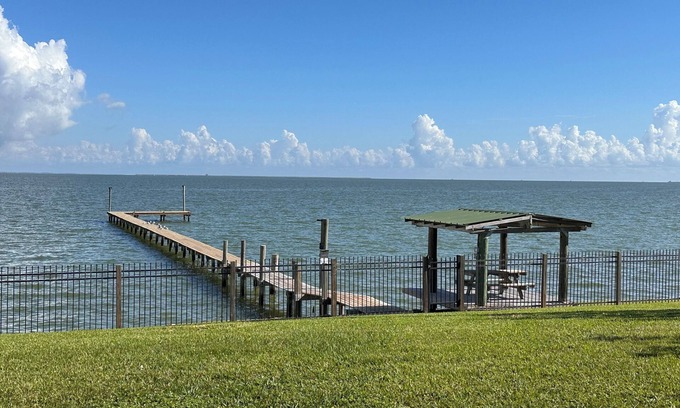 Bacliff House | Amazing sunsets! 6 person hot tub & private 270’ lighted fishing pier!