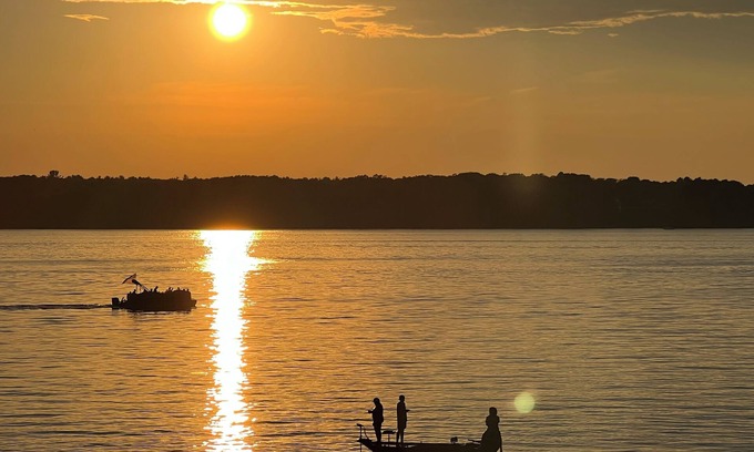 Whitehall House | Amazing Sunsets nightly at 4bdrm home on White Lake & min to Lake MI