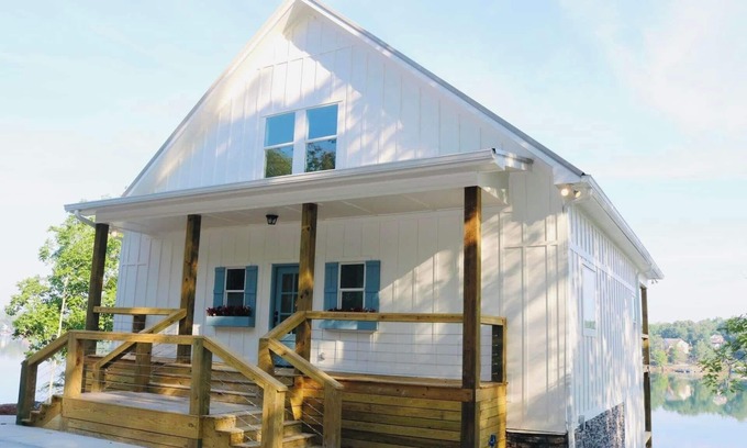 Arley House | AMAZING view! "EASY LIKE SUNDAY MORNING" on Smith Lake is YOUR new happy place!