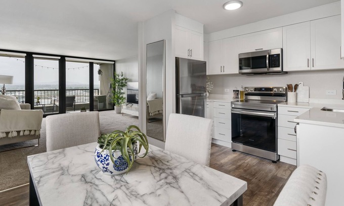 Downtown Portland Apartment | Amazing View High rise Condo in the heart of Downtown Portland with balcony