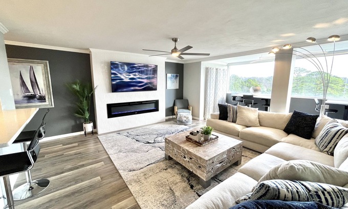 Mid America Condo | Amazing Views of Lake Hamilton! Huge Pool! Complimentary Snack Basket.