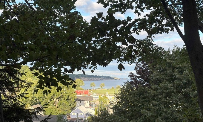 Port Stanley Cottage | Amazing Views of Two Beaches – Treehouse Retreat with Wildlife & Waves