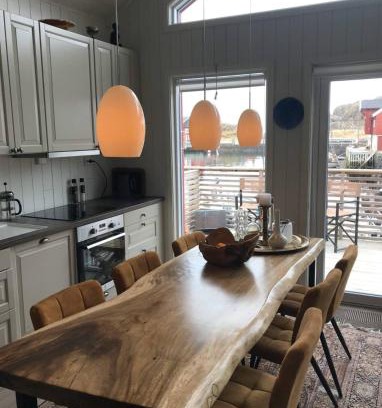 Stamsund House | Amazing waterfront rorbu (free car-charging)