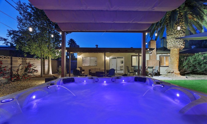 Paradise House | Amazing yard w/hot tub and golf 14 min from Strip