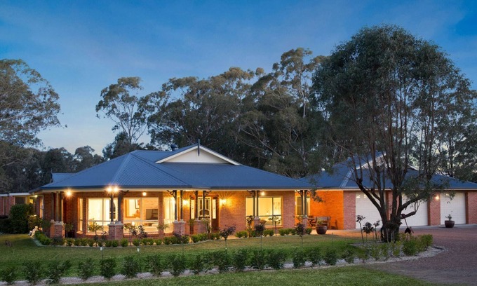 Lovedale House | Amelia-Rose Estate: Lovedale 6-bdr retreat with pool & fireplace—Memories await!