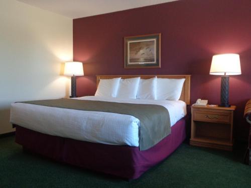 Madison Hotel | AmericInn by Wyndham Madison SD