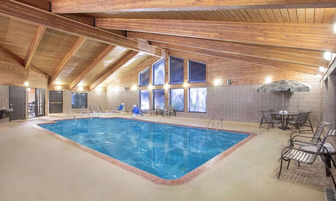 Muscatine Hotel | AmericInn by Wyndham Muscatine