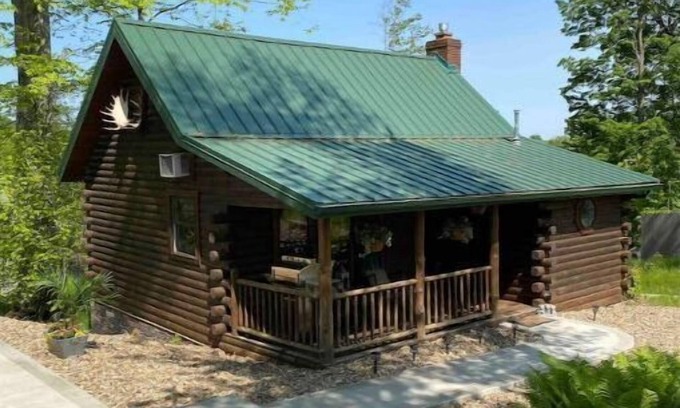 Millersburg Cabin | Amish built Honey Bear Cabin/jacuzzi tub,&loftbed
