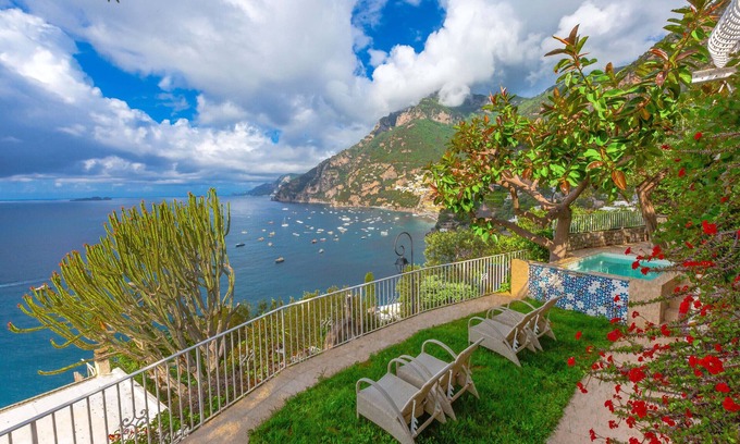 Arienzo Villa | AMORE RENTALS - Villa Le Sirene with Outdoor Jacuzzi and Sea View