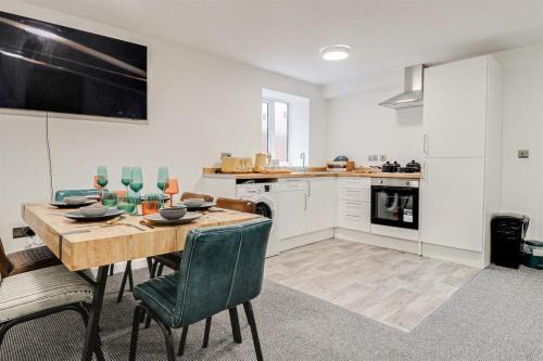 Southport Apartment | Ample 3-Bedrooms Apartment in town centre Sleeps 6