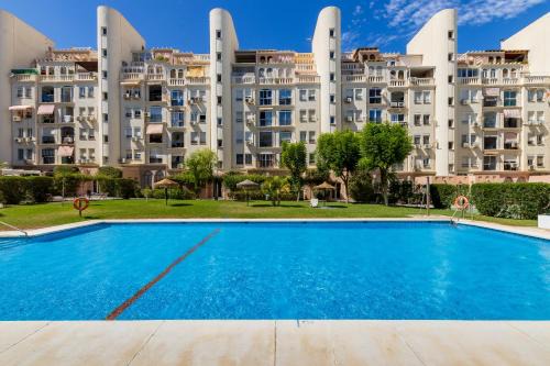 Torremolinos Apartment | Amplio apartamento con piscina y parking en Torremolinos
