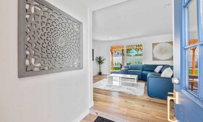 Reseda House | An amazing full house with a pool